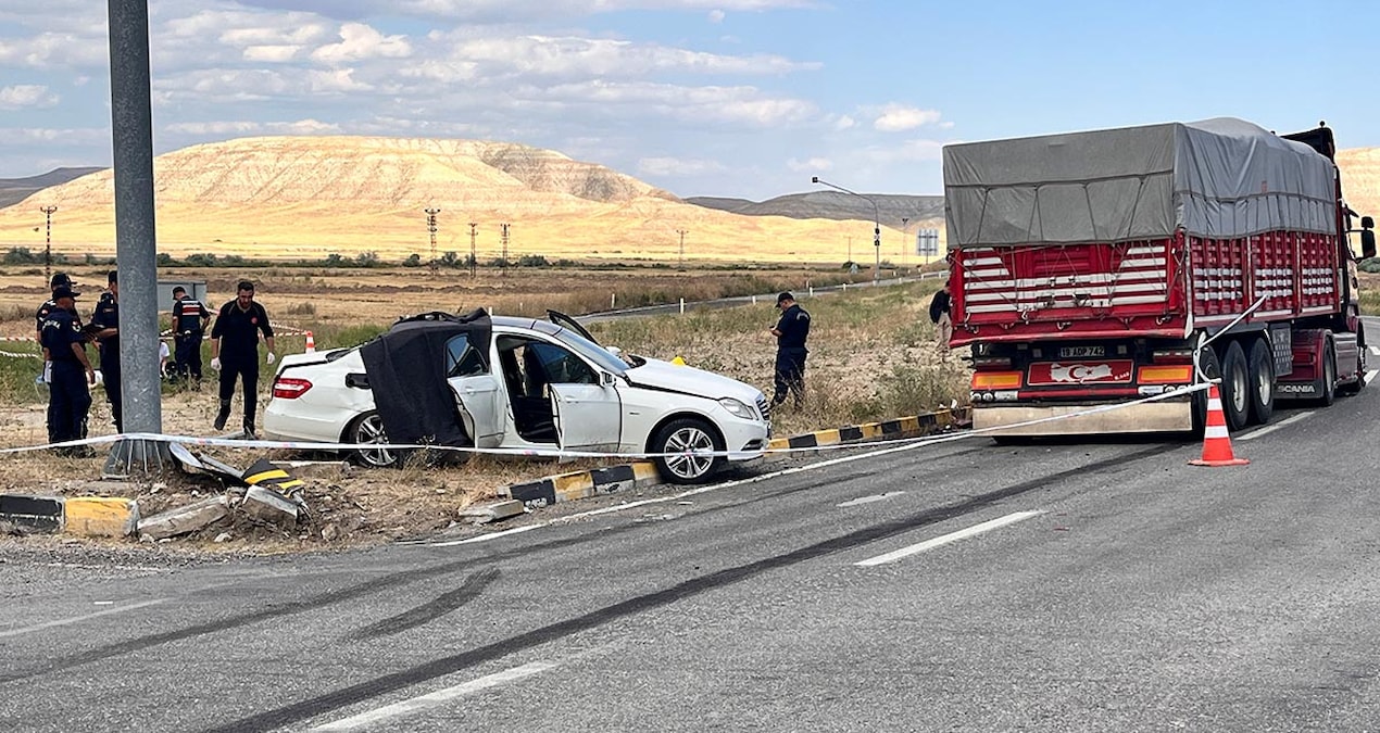Çankırı’da kamyon ile otomobil çarpıştı! 3 kişi hayatını kaybetti